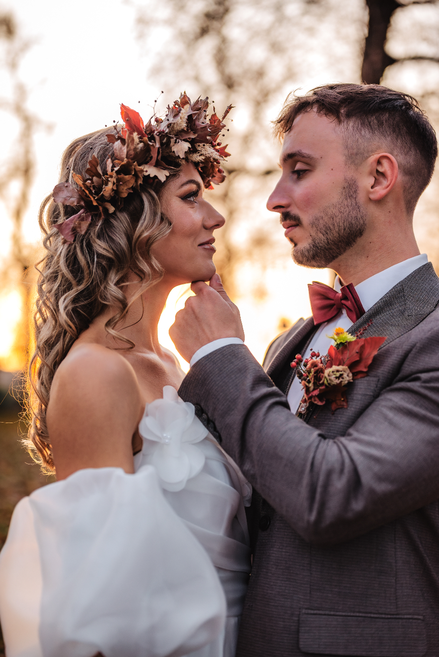 Nevěsta s ženichem podzimní focení venku