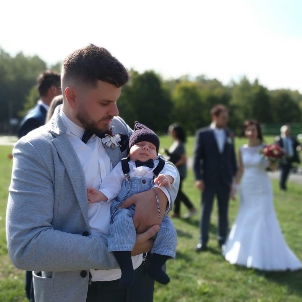 Mini motýlek na miminku, kterému přesně padne a není příliš velký