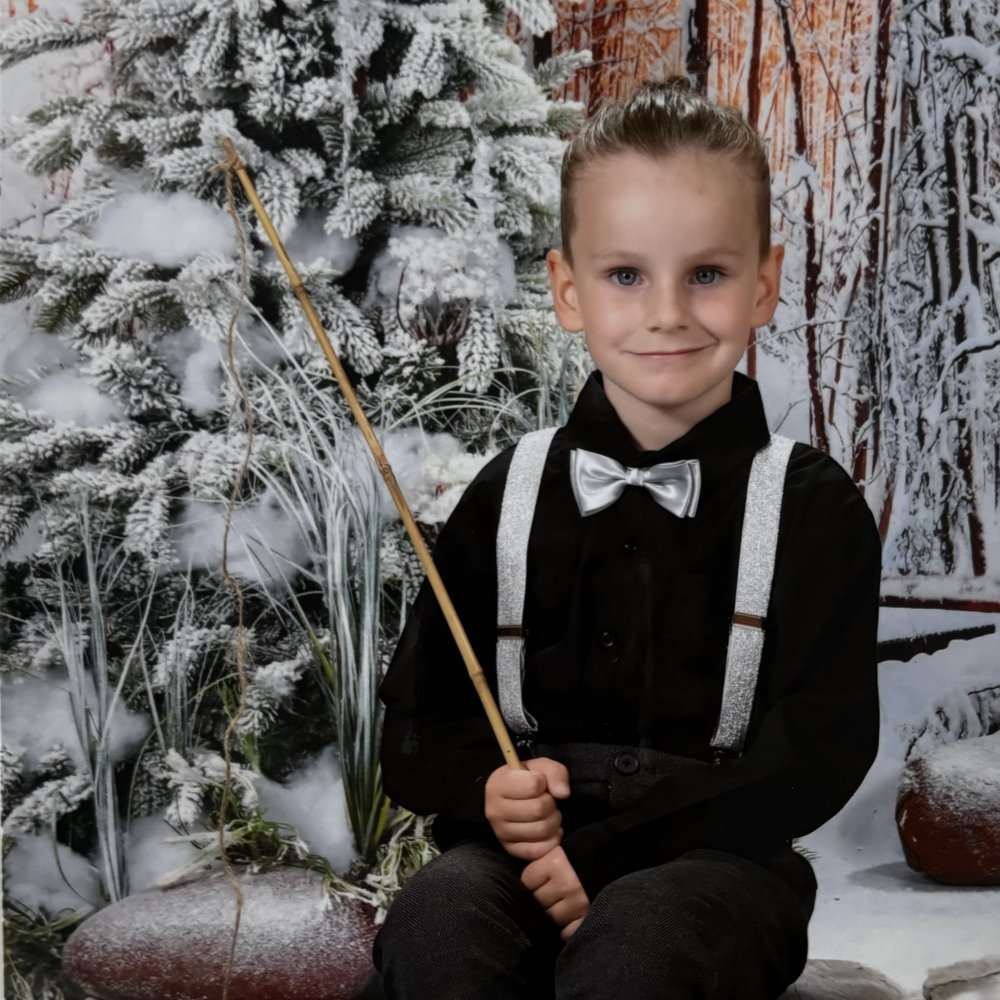 Náš Tobi na školním focení se stříbrným setem motýlka a kšand