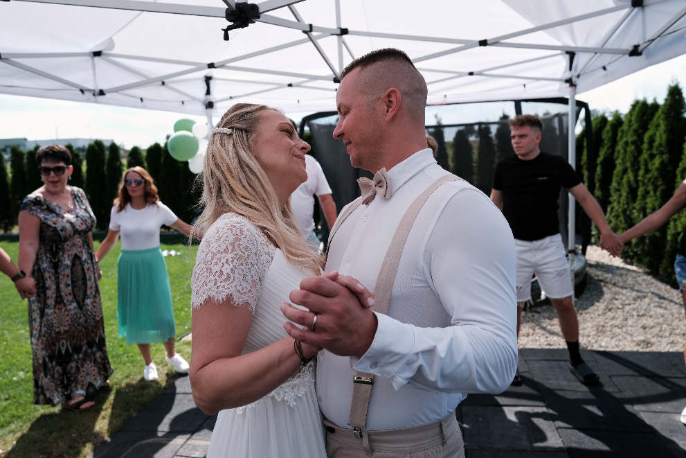 Svadobný tanec pod altánom