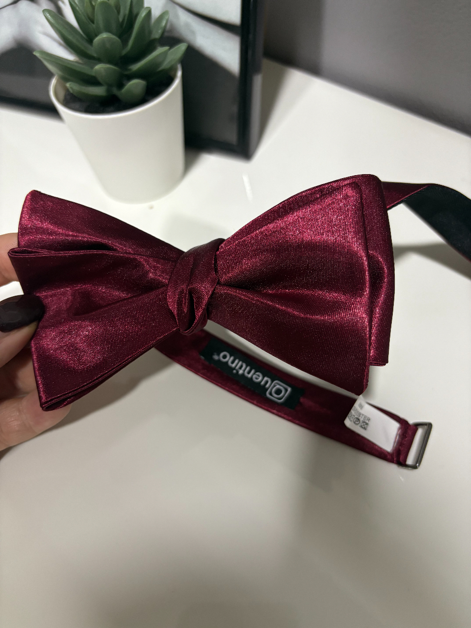 Wine red self-tie bow tie with Quentino logo