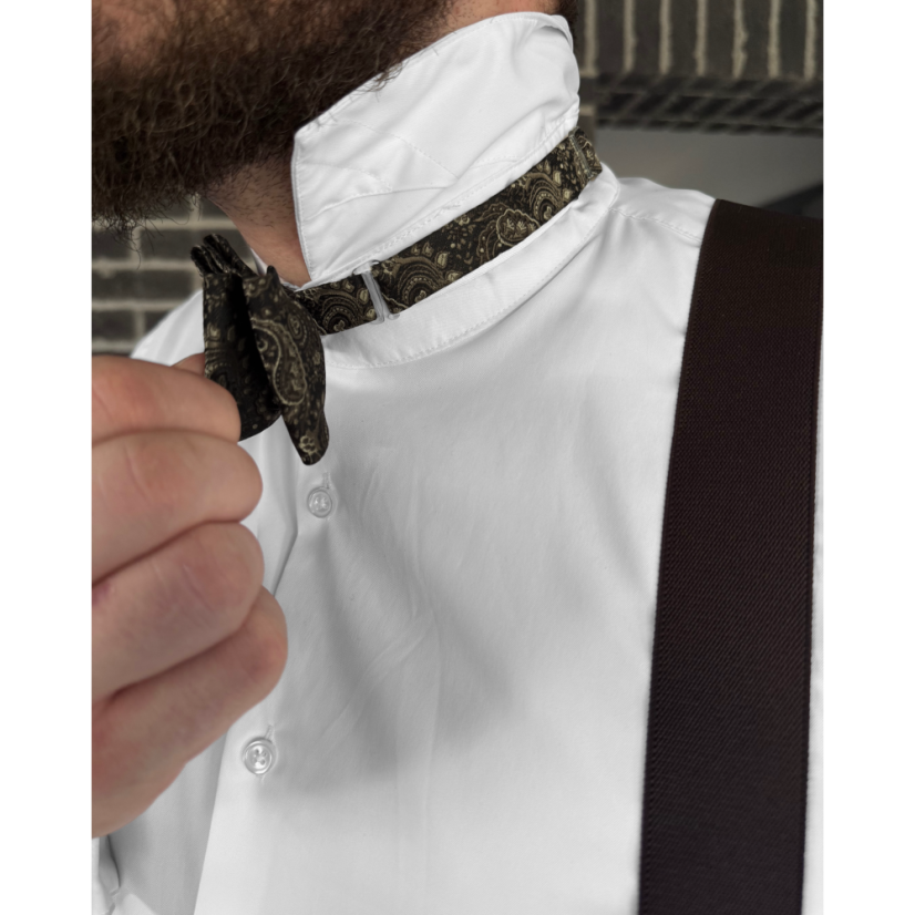 Tmavě hnědý pánský motýlek se zlatým paisley vzorem