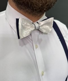 Tlumeně bílý pánský motýlek s jemným vzorem včetně kapesníčku