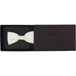 Smetanový dětský motýlek s vyšitými květinkami