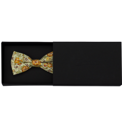 Světle béžový dětský bavlněný motýlek s žluto oranžovými květy