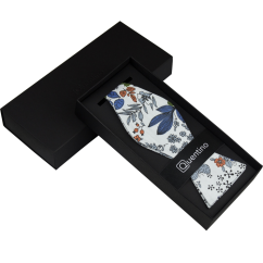 Bílý bavlněný vázací motýlek s šedo zelenými lístky