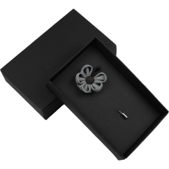 Šedá květinka do klopy