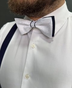 Bílo tmavě modrý pánský motýlek s jemným vzorem včetně kapesníčku