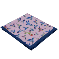 Pudrový pánský kapesníček s modrým lemem a motivem ptáků