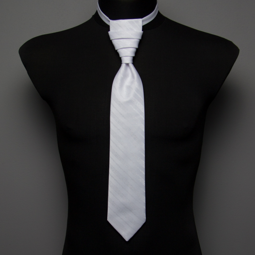 Bílá svatební kravata se stříbrnými proužky