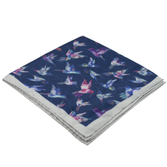 Tmavě modrý pánský kapesníček se šedým lemem a motivem ptáků