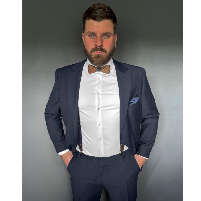 Drevený pánsky motýlik s tmavomodrým stredom