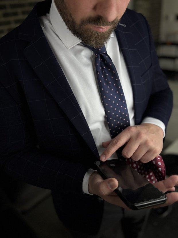 Tmavě modrá pánská kravata s červeno-bílým vzorem