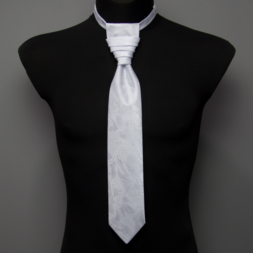 Bílá svatební kravata se stříbrnými ornamenty