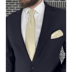 Béžový pánský kapesníček s elegantním ornamentálním vzorem