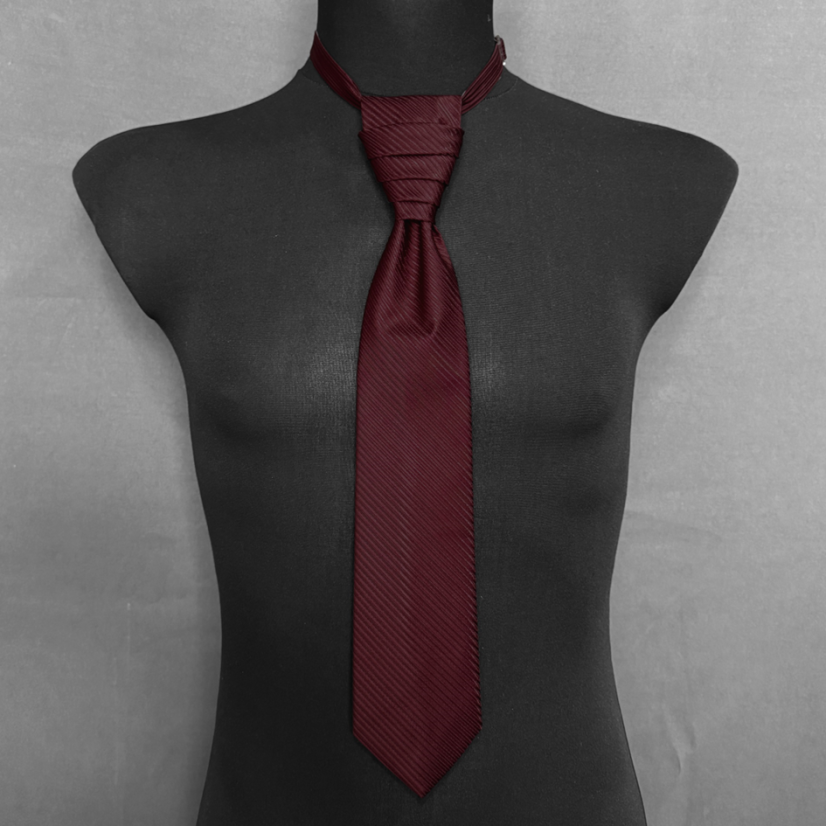 Vínově červená svatební kravata s proužky