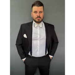 Tmavě modrý pánský set s tlumeně bílým ornamentem – kšandy, motýlek a kapesníček