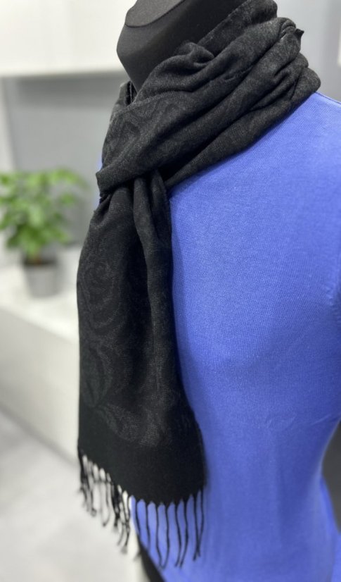 Černá pánská šála s jemným vzorem a třásněmi