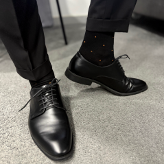 Černé pánské ponožky s cihlovými puntíky