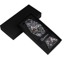 Černý bavlněný vázací motýlek s šedo růžovými květy