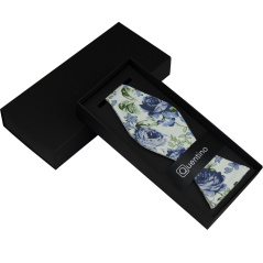 Bílý bavlněný vázací motýlek s modrými květy