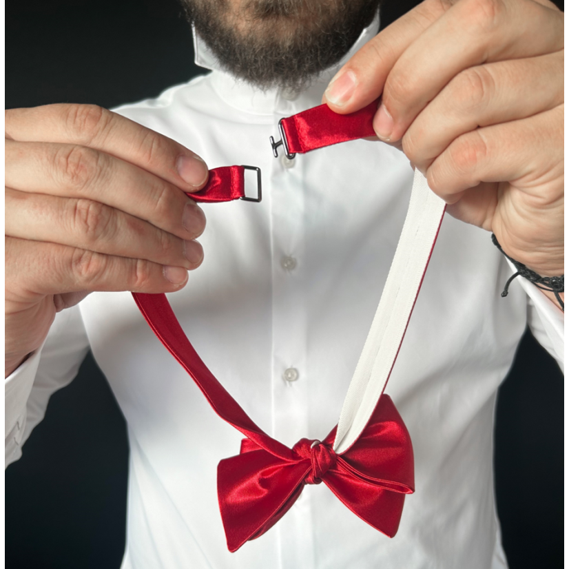 Červený vázací pánský motýlek lesklý