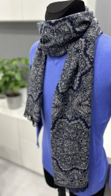 Tmavě modro šedá pánská šála s ornamentálním vzorem a třásněmi