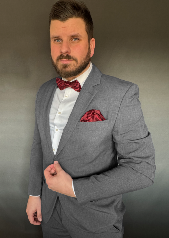 Vínově červený pánský motýlek s jemnými proužky a kapesníčkem