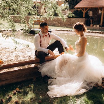 Svadba na statku – čo si obliecť ženícha (a prečo traky a motýlik stačia)