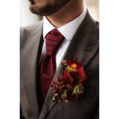 Vínově červená svatební kravata s proužky