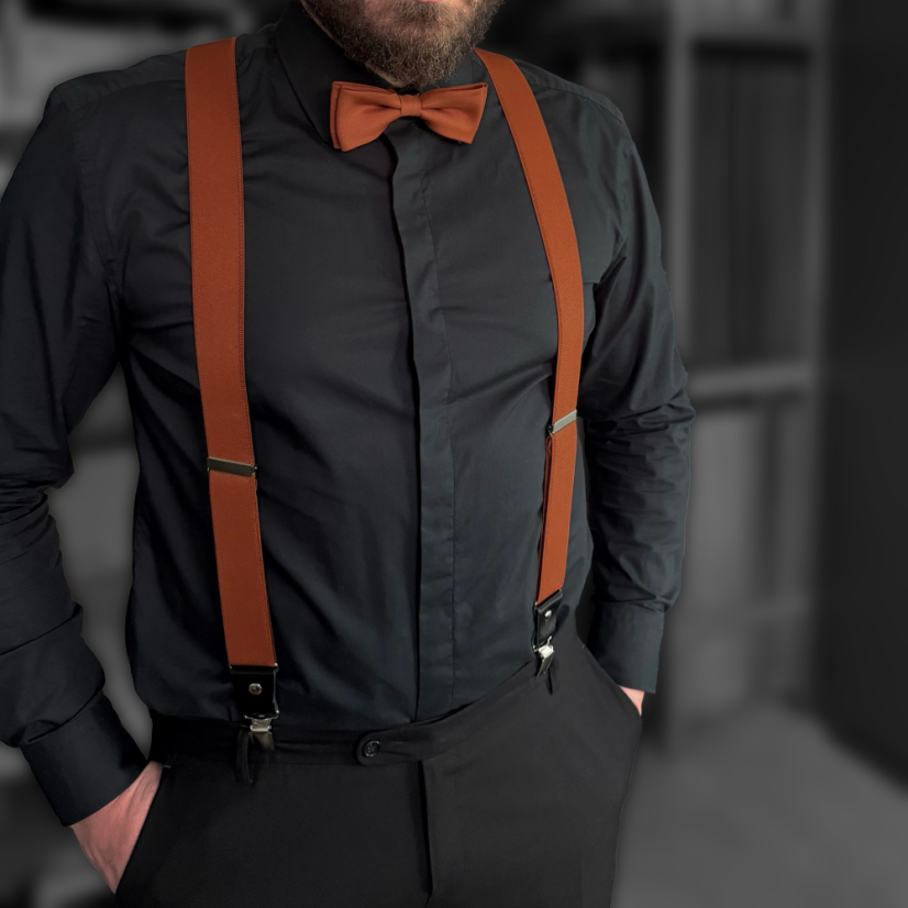 Cihlový pánský set  – kšandy, motýlek a kapesníček s květinovým vzorem