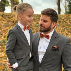 Otec a syn ve stylu: Jak sladit doplňky pro svatbu nebo oslavu