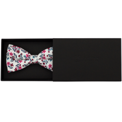 Bílý pánský bavlněný motýlek s vínově růžovými kvítky