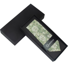 Šalvějově zelená pánská bavlněná kravata s květy