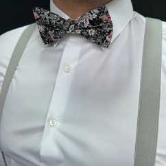 Světle šedé pánské kšandy s bavlněným květovaným motýlkem