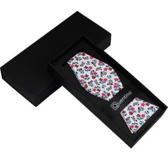 Bílý bavlněný vázací motýlek s vínově růžovými kvítky