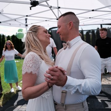 Lacná svadba vonku: Ako ušetriť a mať štýl (tipy + outfit ženícha)