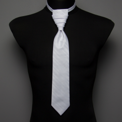 Bílá svatební kravata se stříbrnými proužky