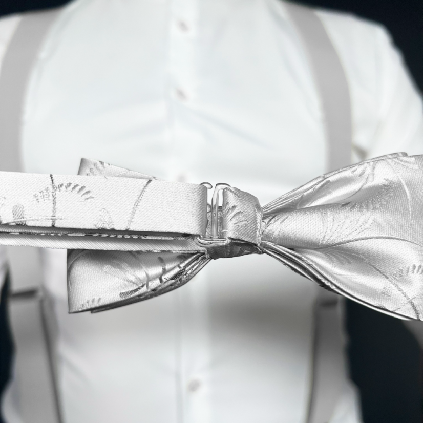 Světle šedý pánský motýlek s jemným vzorem travin