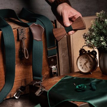 Traky a motýlik: Symbol nadčasovej elegancie