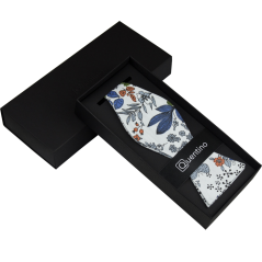 Bílý bavlněný vázací motýlek s šedo zelenými lístky