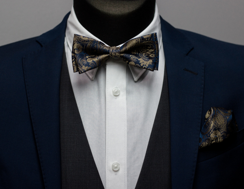 Tmavě modrý pánský motýlek s paisley vzorem včetně kapesníčku