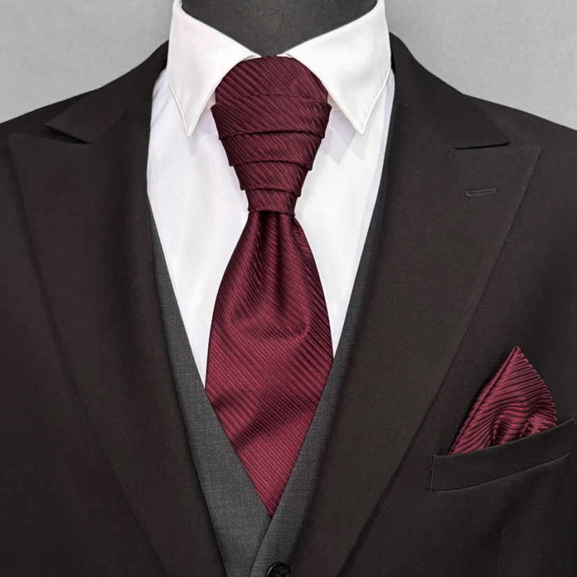 Vínově červená svatební kravata s proužky