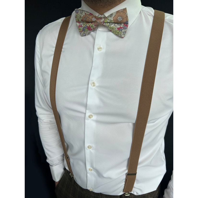 Světle hnědé pánské kšandy s bavlněným květovaným motýlkem