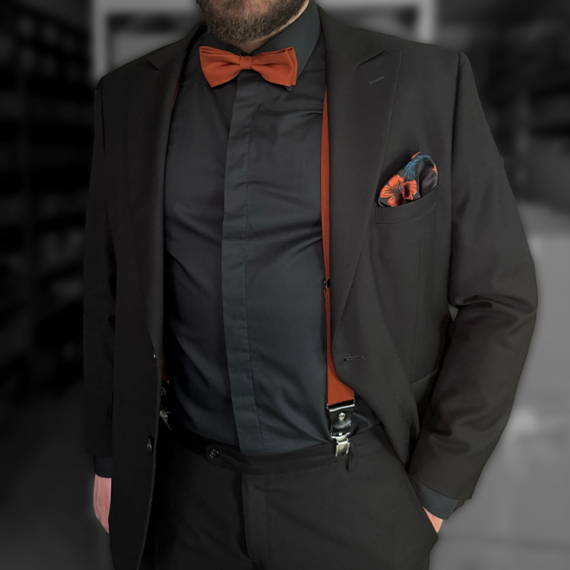 Cihlový pánský set  – kšandy, motýlek a kapesníček s květinovým vzorem