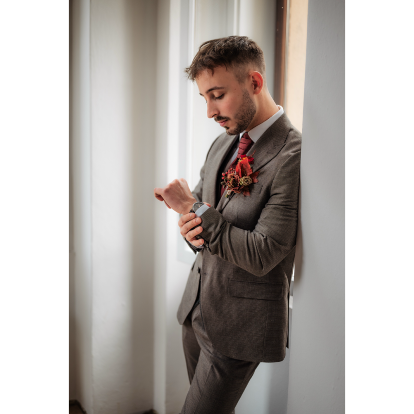 Vínově červená svatební kravata s proužky