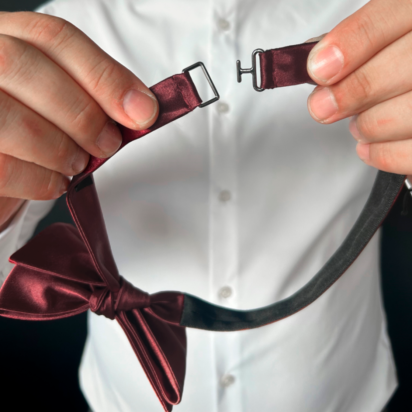 Vínově červený vázací pánský motýlek matný