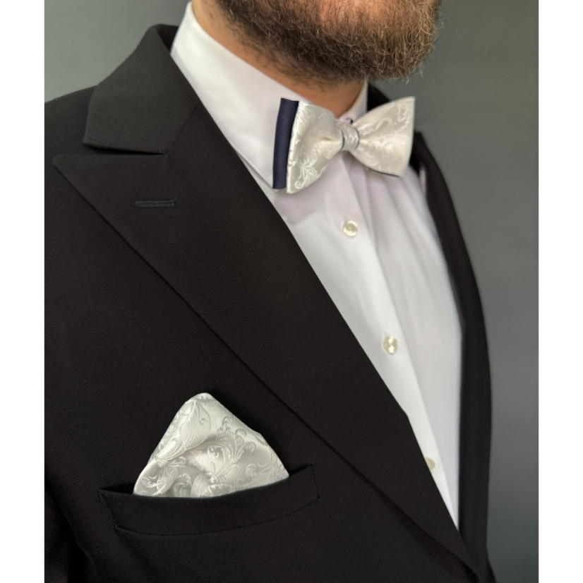 Tmavě modrý pánský set s tlumeně bílým ornamentem – kšandy, motýlek a kapesníček