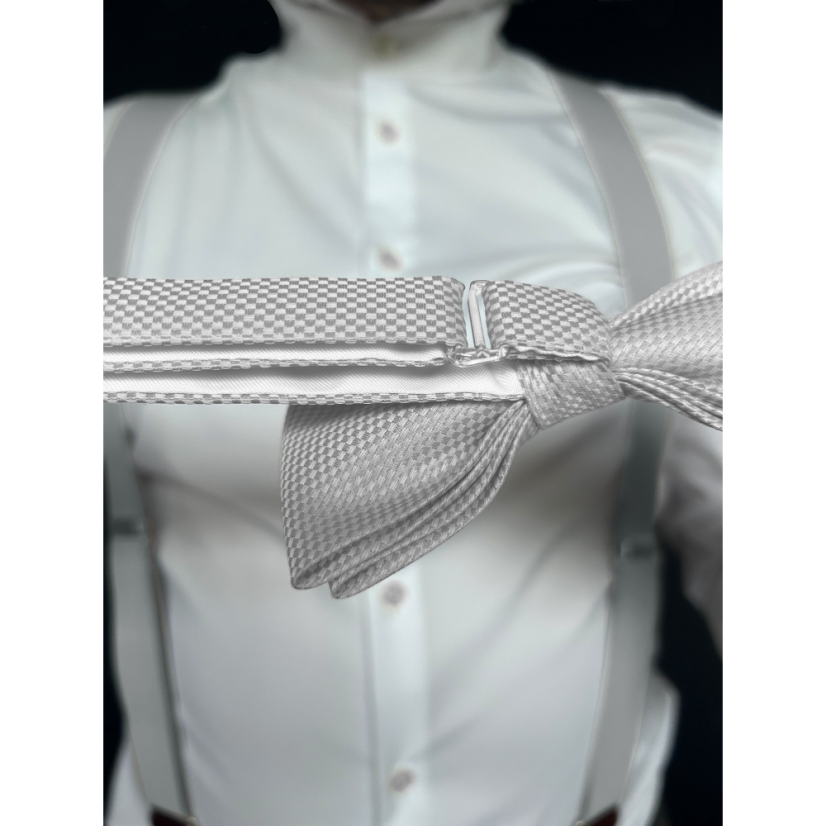 Světle šedý pánský motýlek s jemnou strukturou