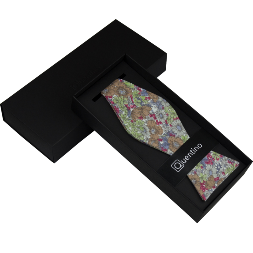 Hnědo zelený bavlněný vázací motýlek s květy